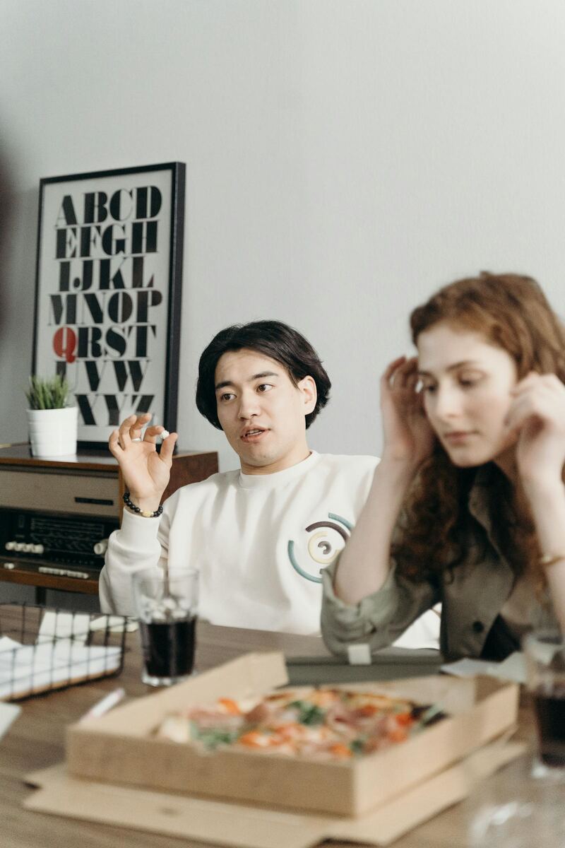 Collega's gebruiken banqueting in een professionele kantooromgeving